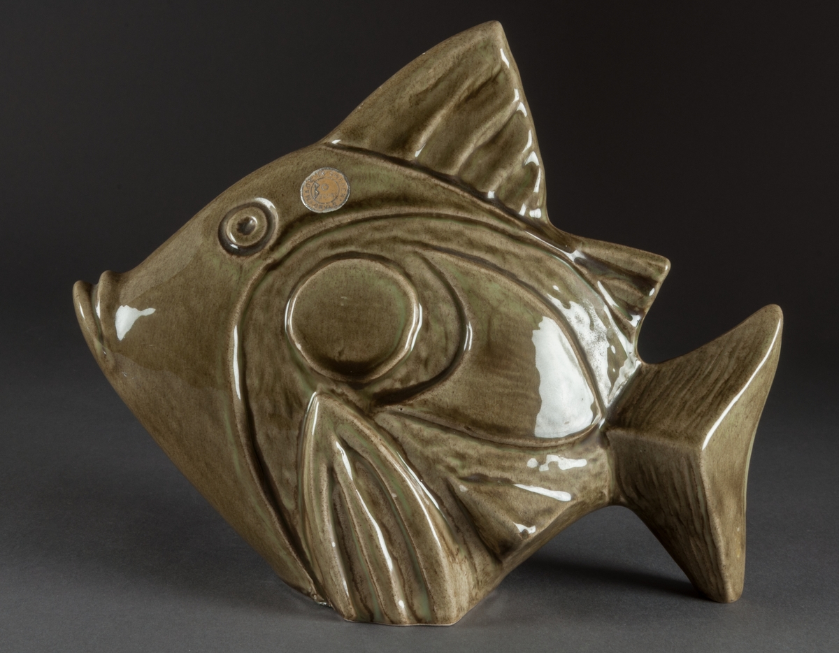 Prydnadsfigur fisk, Bo Fajans, formgivare Tom Wilson. Grågrön glasyr. Modell: 353