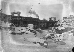 Godstog på bru over Døvikfoss, som er under ombygging
