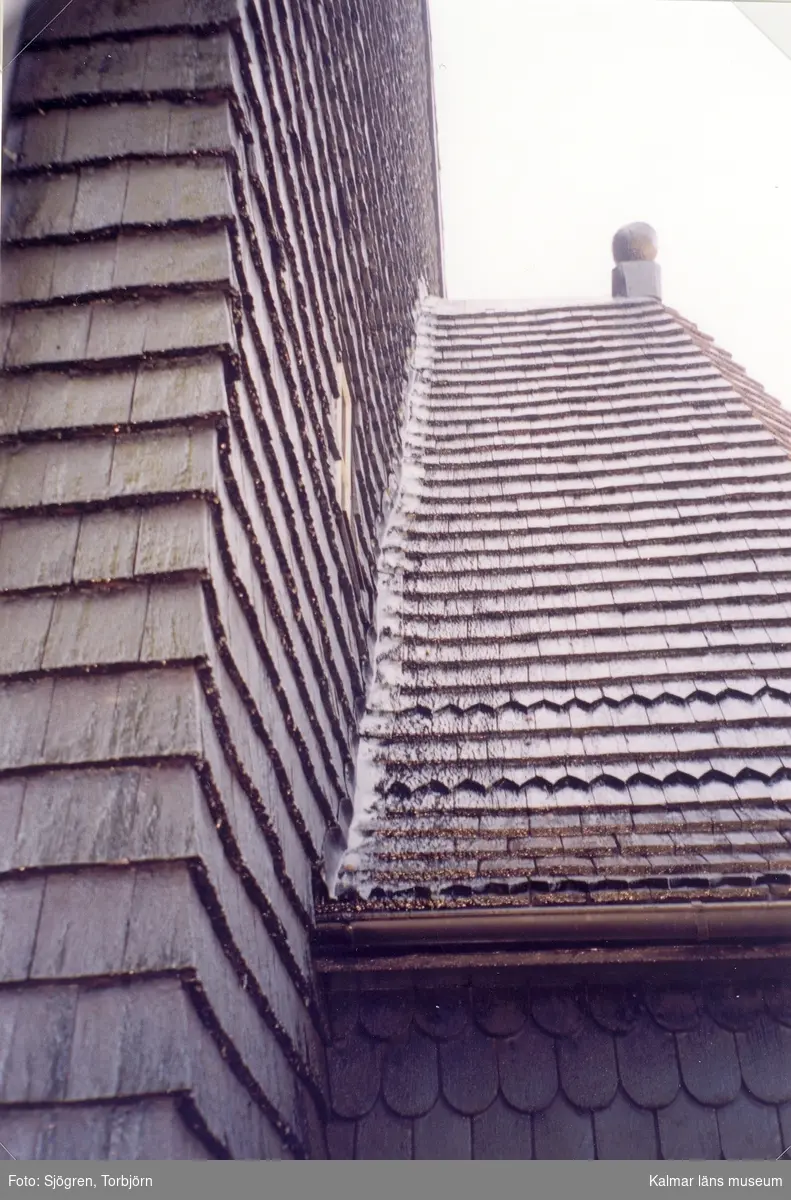 Detalj av den spånklädda fasaden på Pelarne kyrka.