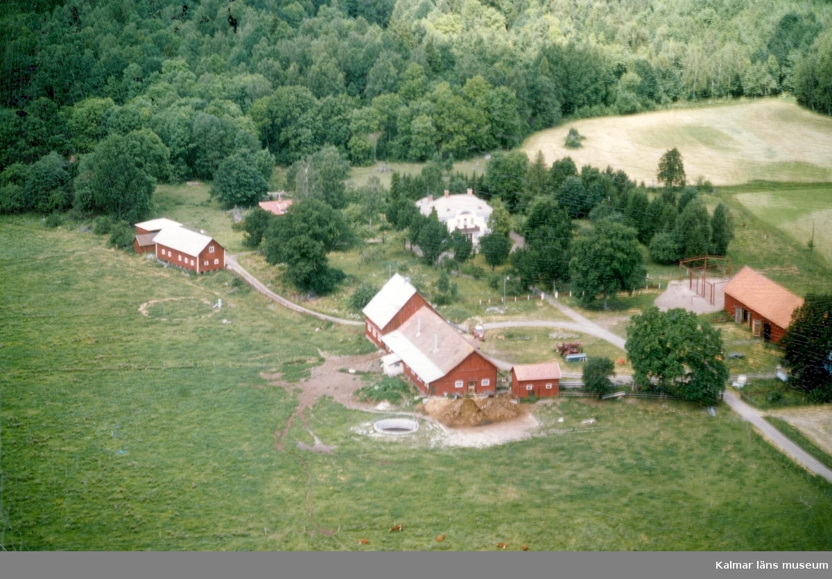 Flygfoto över lantgård i Ryningsnäs.