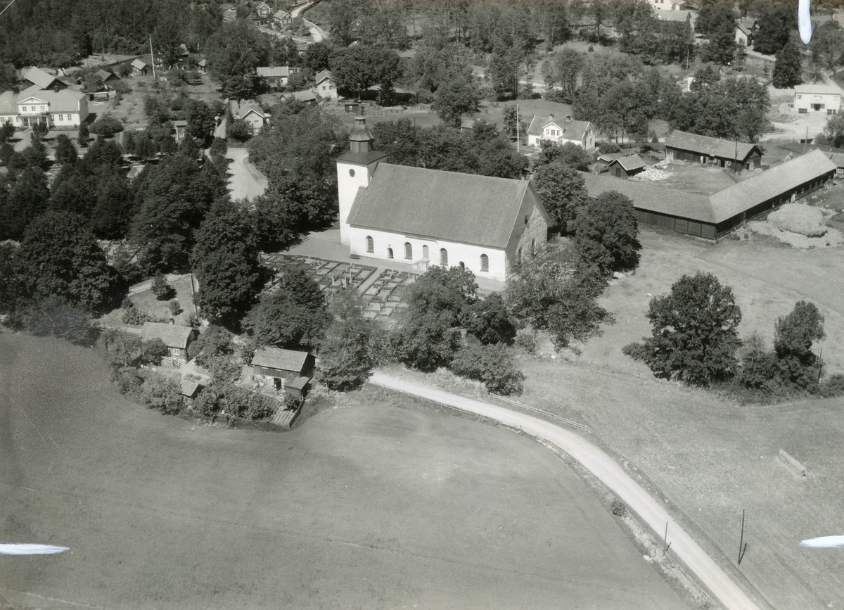 Flygfoto över Döderhults kyrka.