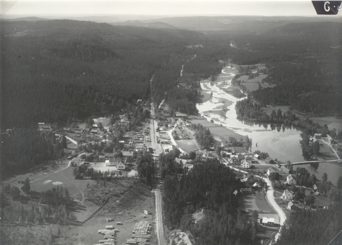 Flygfoto över Lönneberga stationssamhälle. Till vänster skolhuset i Björnhorva, till höger bron över Silverån vid Dal.
