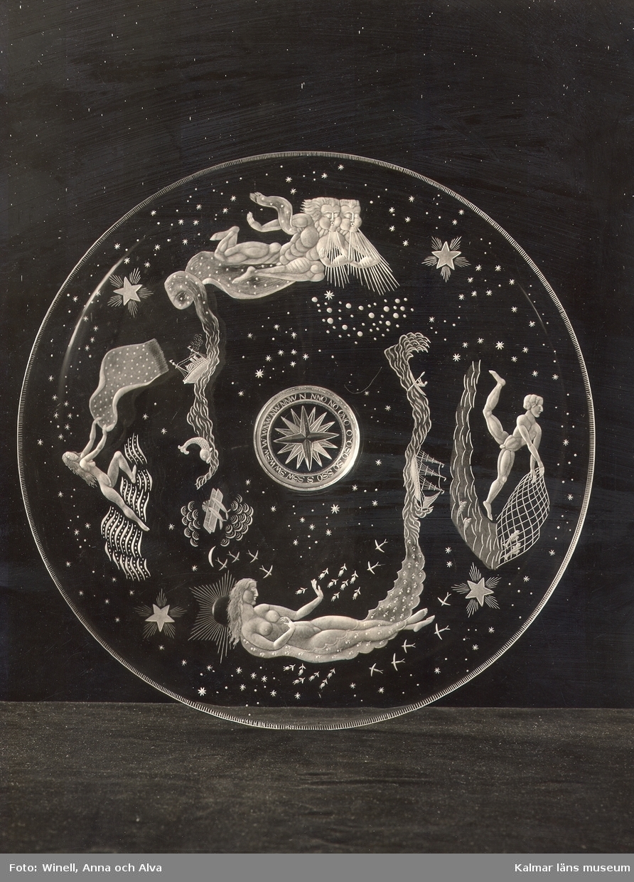 Ett graverat glasfat. Motiv av en fiskare, två män som blåser, två kvinnor och vatten med några skepp.