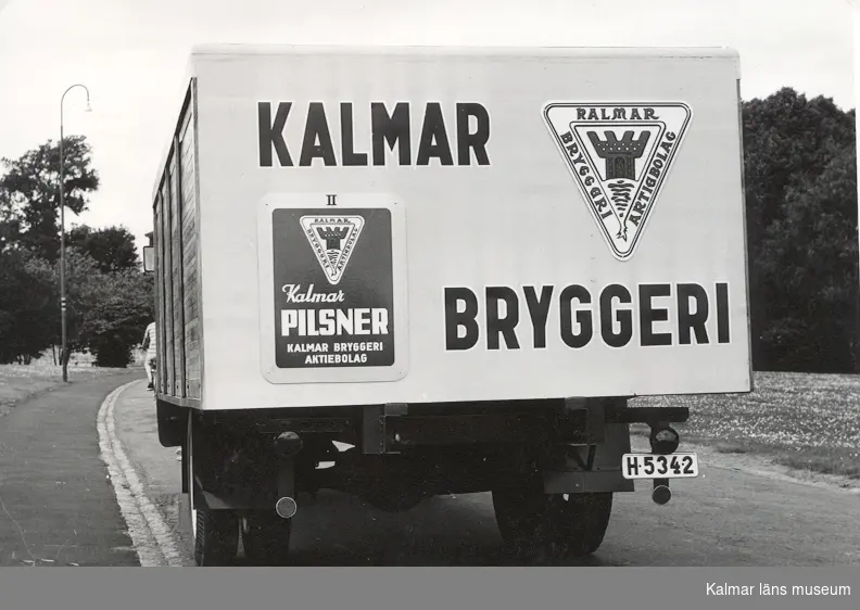 Text på bilen: ''Kalmar Bryggeri AB. Kalmar Pilsner."