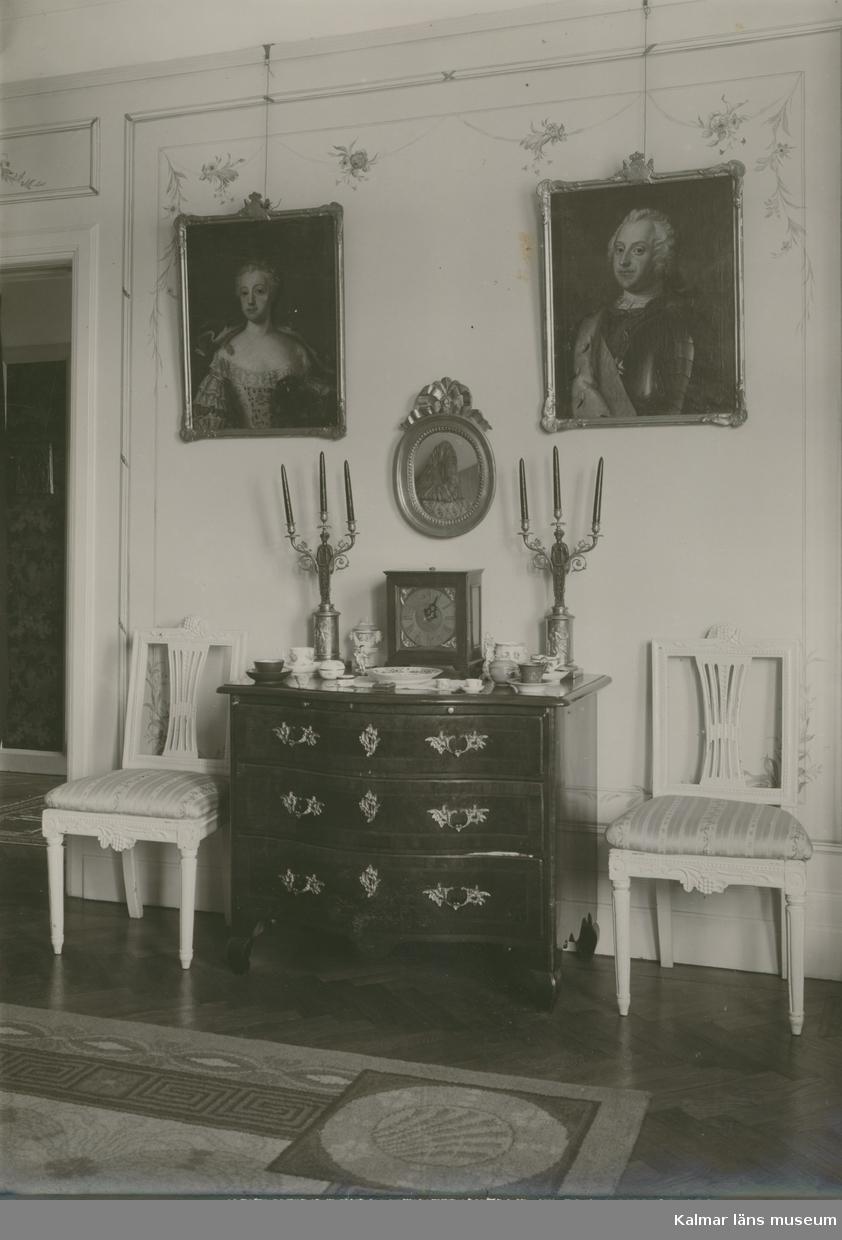 Möbler från Rhodin, Stockholm. Tavlorna testamenterades till Kalmar läns museum.