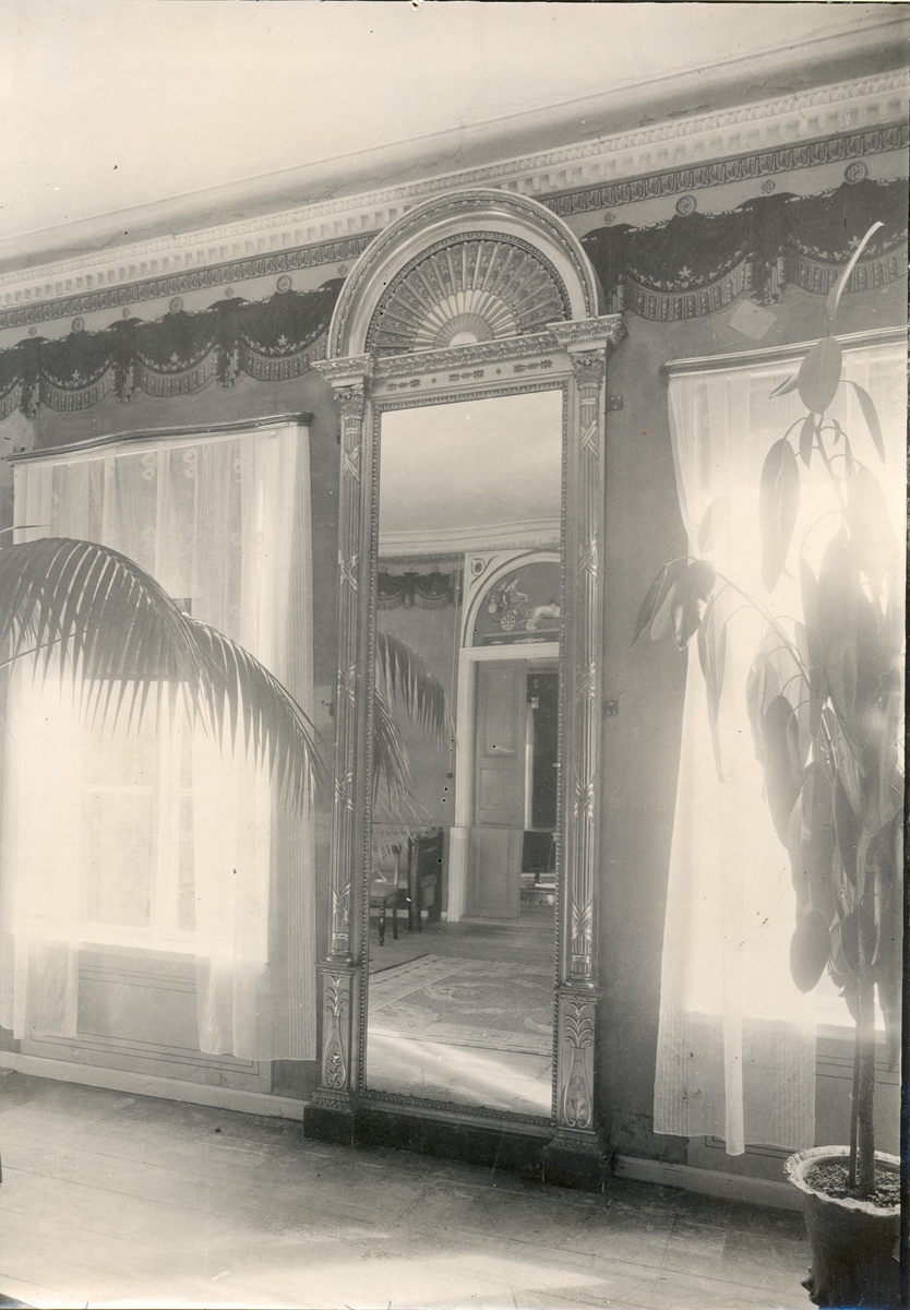 Övervåningen, halvrunda salongen (rum åtta). Spegeln fanns på majorskans tid från farfars fars tid. Exakt samma bård på Ruda.
