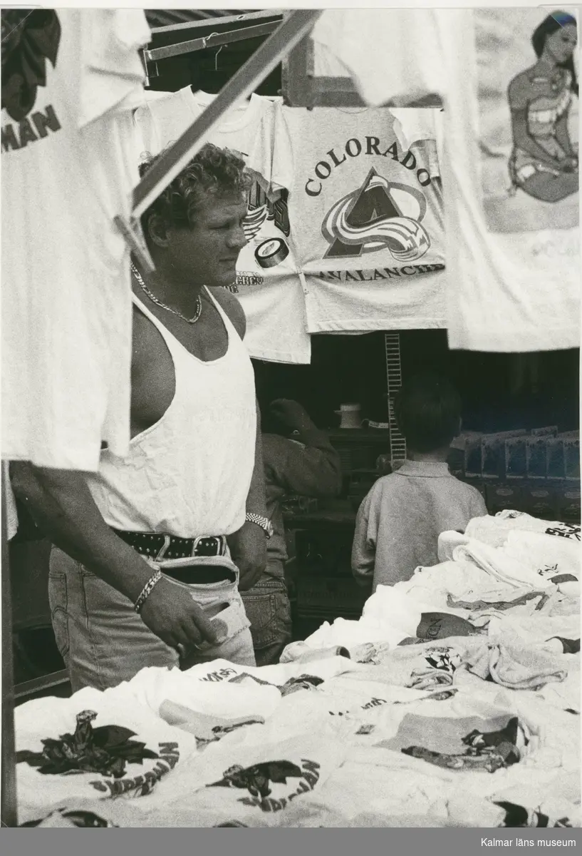 Försäljning av T-shirtar på Algutsrums sommarmarknad 1996.