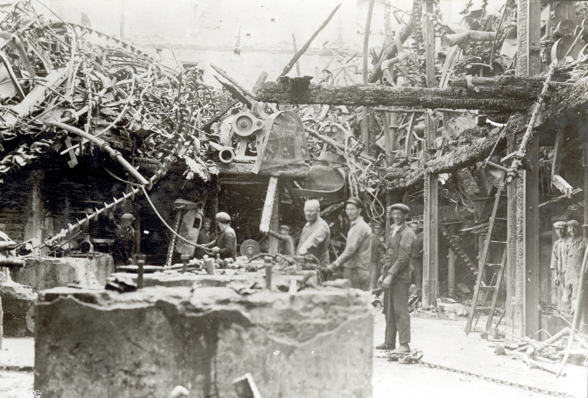 Efter Ångkvarnsbranden 1935-07-06. Det nyinstallerade kvarnmaskineriet smälte och föll våning för våning. När brandplatsen svalnat kunde man konstatera att allt som återstod var förvridet skrot.