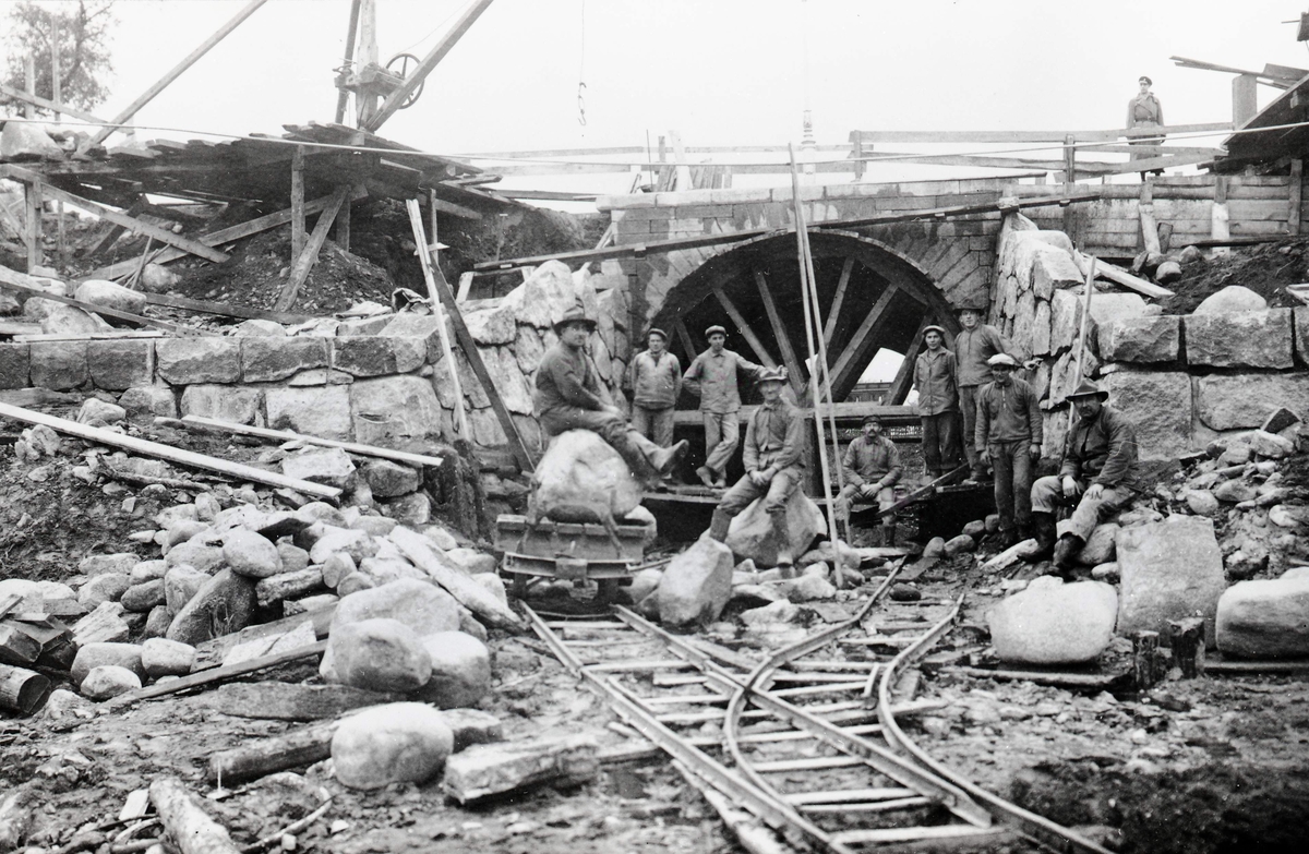 Arbetslag vid Järnvägsbron under utgrävningen i Slottsfjärden.