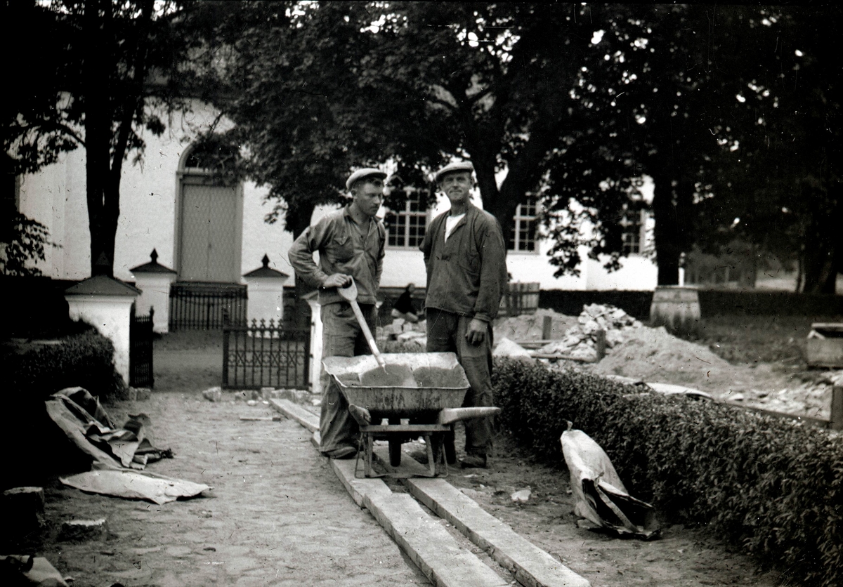 Arbete på kyrkogården i Fliseryd.