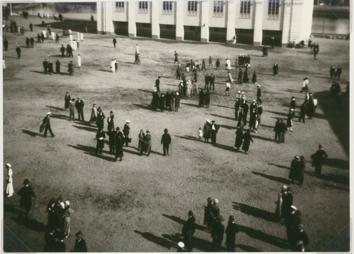 Bild från Kalmar högre allmänna läroverks (Nuvarande Stagneliusskolans) invigning den 1933-06-08