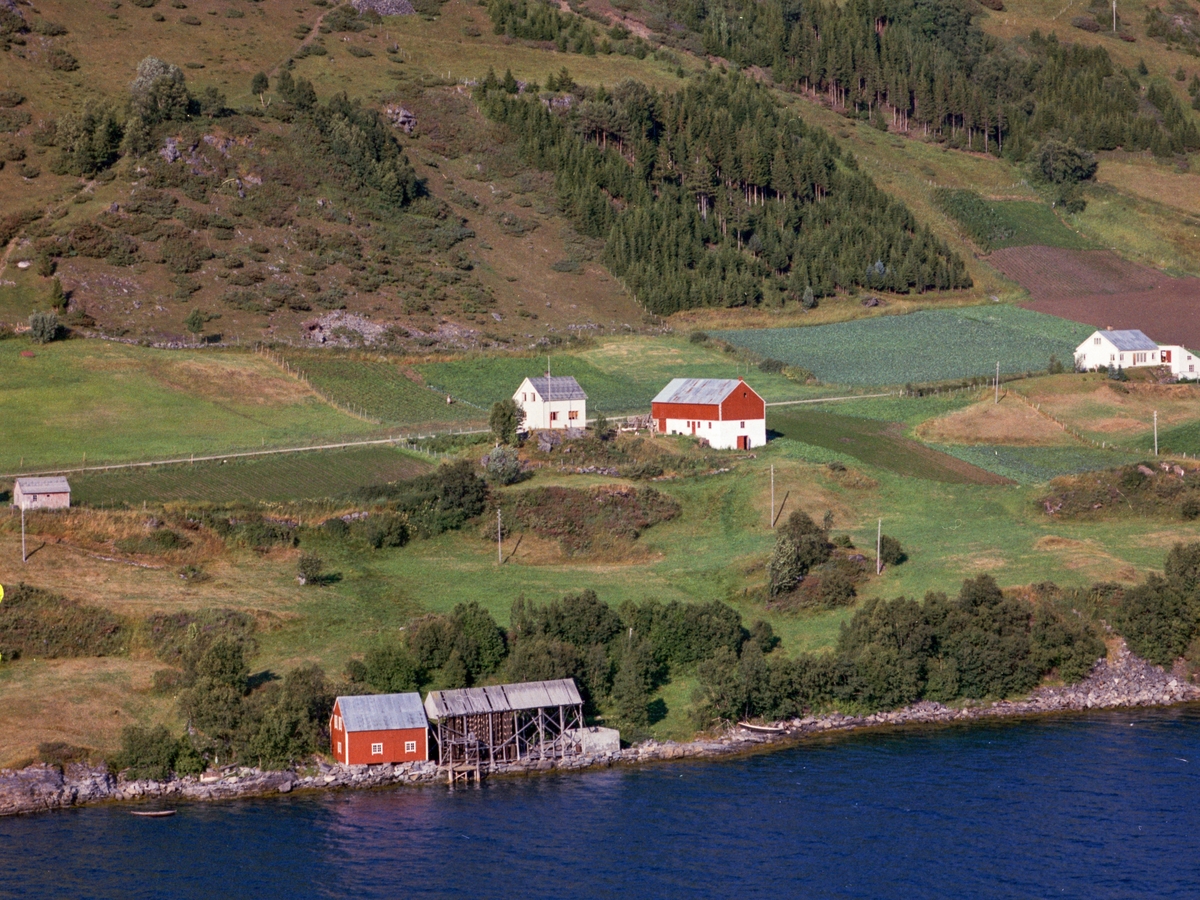 Flyfoto fra Vik i Kvæfjord. I forgrunnen en  brygge med nothjell.