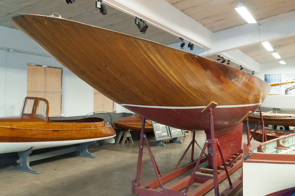 The Ljungström crusier Ljunga in the museum was for many years owned by the Svenmar family in Stockholm. They had the boat registered in the Årstavikens Segelsällskap (the Årstaviken Sailing Society, ÅSS), and in the summer they used it for month-long voyages, mainly in the Stockholm archipelago. The Ljungan has never had an engine; when the wind failed, the boat had to be rowed.

The designer Fredrik Ljungström (1875-1965) was an engineer, inventor and industralist. His spare time was devoted to sailing. After using conventional sailing boats for many years, he wanted a seaworthy vessel that could be sailed by one person. The Ljungan was presented in the big light hall of the department store NK in 1935. The new boat attracted much attention and caused a vivid and at times heated debate, mostly concering its rigging.

The rig has a mast that can be rotated from the cockpit by means of ball bearings and a rope. The sailing is triangular and has no boom, and it can be rolled up around the mast. It is thus easy to get the desired sail area without having th get up on deck and take in sail. The sail has a double-layer canvas, and when running downwind the canvas is spread like butterfly wings and the sail area is doubled. When sailing, the mast is kept by a stern backstay; otherwise, it is entirely unsupported.

By experiments with different hull shapes in the test facilities at the KTH technical university, Ljungström found the most seaworthy hull shape, with the profile of a circular bow. This hull caused minimal water resistance and had remarkable advantages when it came to seaworthiness. Even the setions of the hull above the waterline were aerodynamically shaped to make the boat sail well when going by the wind – thus the Ljungan's wide, rounded bow and narrow stern.

In the 1930s many Swedish boat clubs had their lottery boats fitted with Ljungström rigs and many tests with these were undertaken. The boats were considered to have good sailing qualities, especially when sailing close to strong winds. The Ljungström rigging held its ground against convential rigs, but Swedish sailors were septical. The Kungsör boatyard put a Ljungström boat – the Twin Wing – in serial production for the export market.