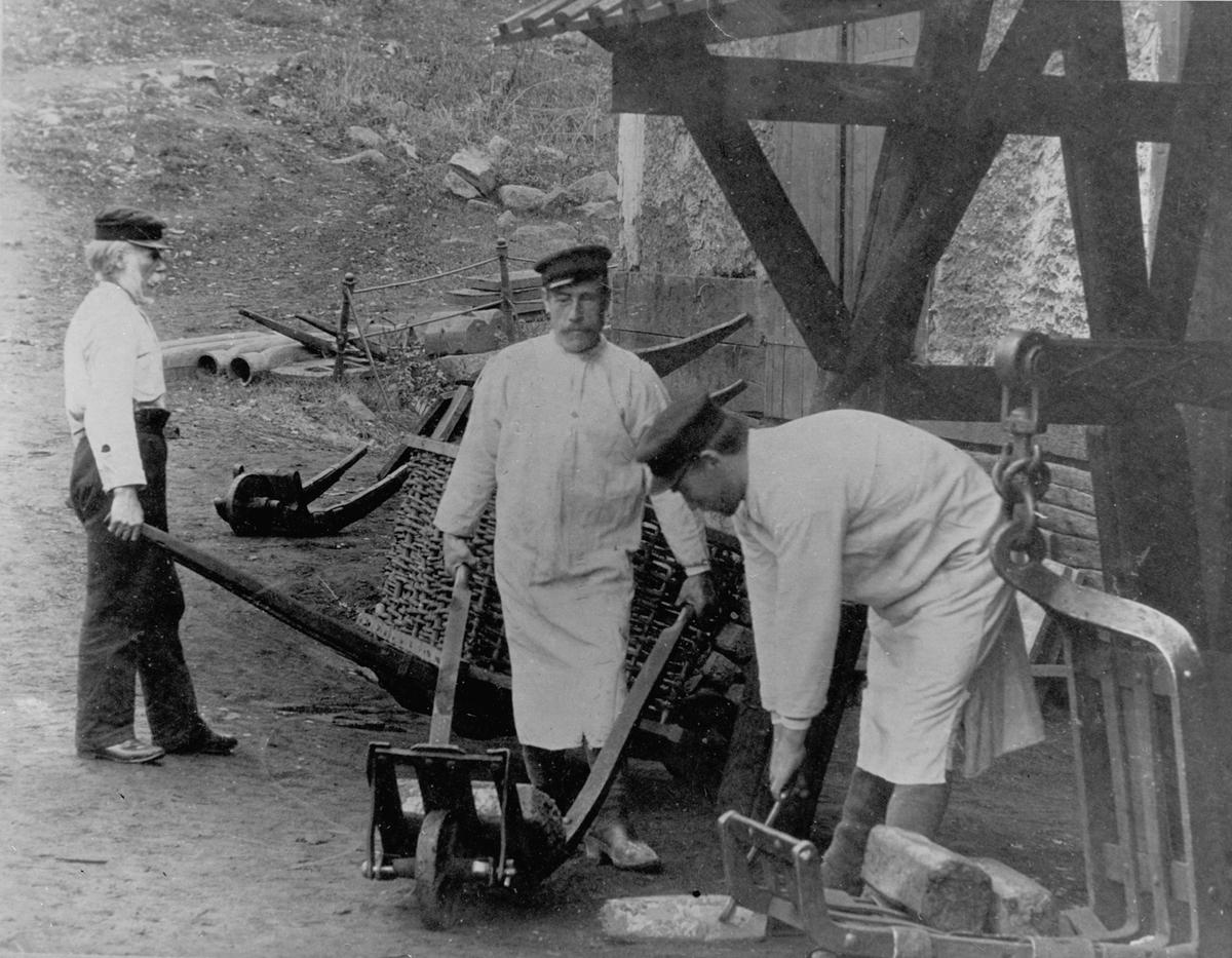 Hagge järnbruk.
Vägning av smältstycken, omkring 1904. Från vänster A Möberg, smältare, Gunnar Hane, smältare, PA Wickström, koldragare, fd smältare.