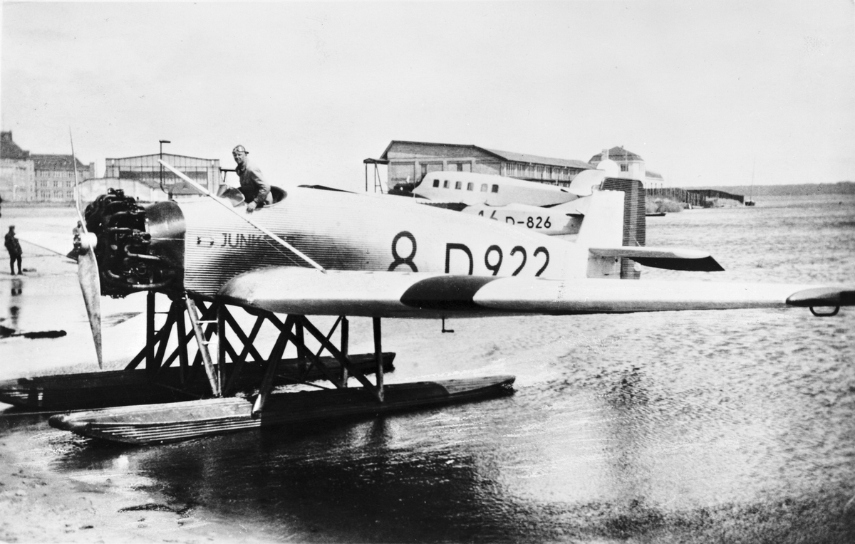Kapten Ahrenbergs atlantflygplan. Ett "Junkers-W33" med flottörer och Bristol Jupitermotor, som användes under provflygningarna, till Junkers L5 blev färdig.