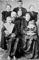 Gruppeportrett av familien Karl og Karoline Fransvold fra Tr