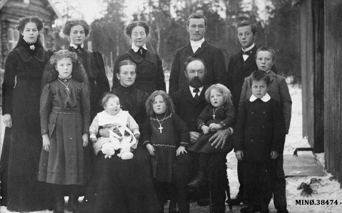 Familiebilde - Katrine (født Müller) og Fredrik Tronslien med barn.