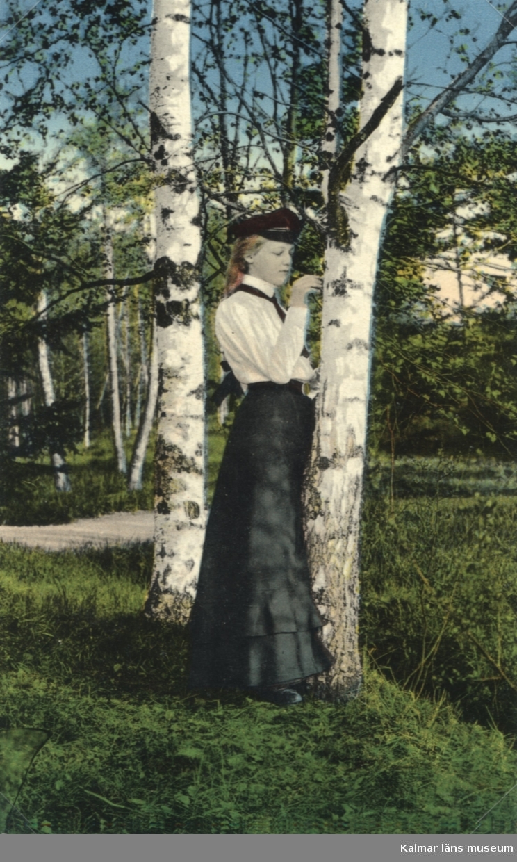 En kvinna i kjol och abiturientmössa.