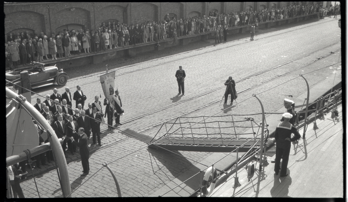 Kung Gustaf V (skymd vid landgången) gör sig beredd att gå i land från pansarskeppet SVERIGE vid sitt statsbesök i Tallinn 27 juli 1929.
