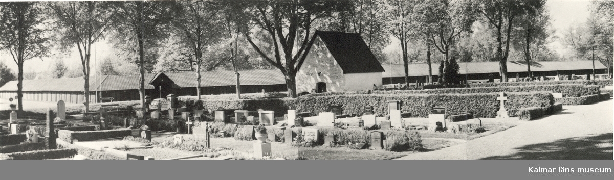 Panoramabild från Madesjö kyrkogård med bårhuset och kyrkstallarna.