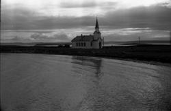 Nesseby kirke med Sjøholmen og Angsnes i bakgrunnen, sauer b