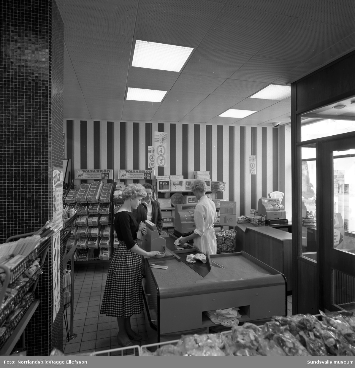 SMC-butiken på västra Storgatan. Interiörbilder med kassapersonal och kunder, fotograferat för National kassaregister.