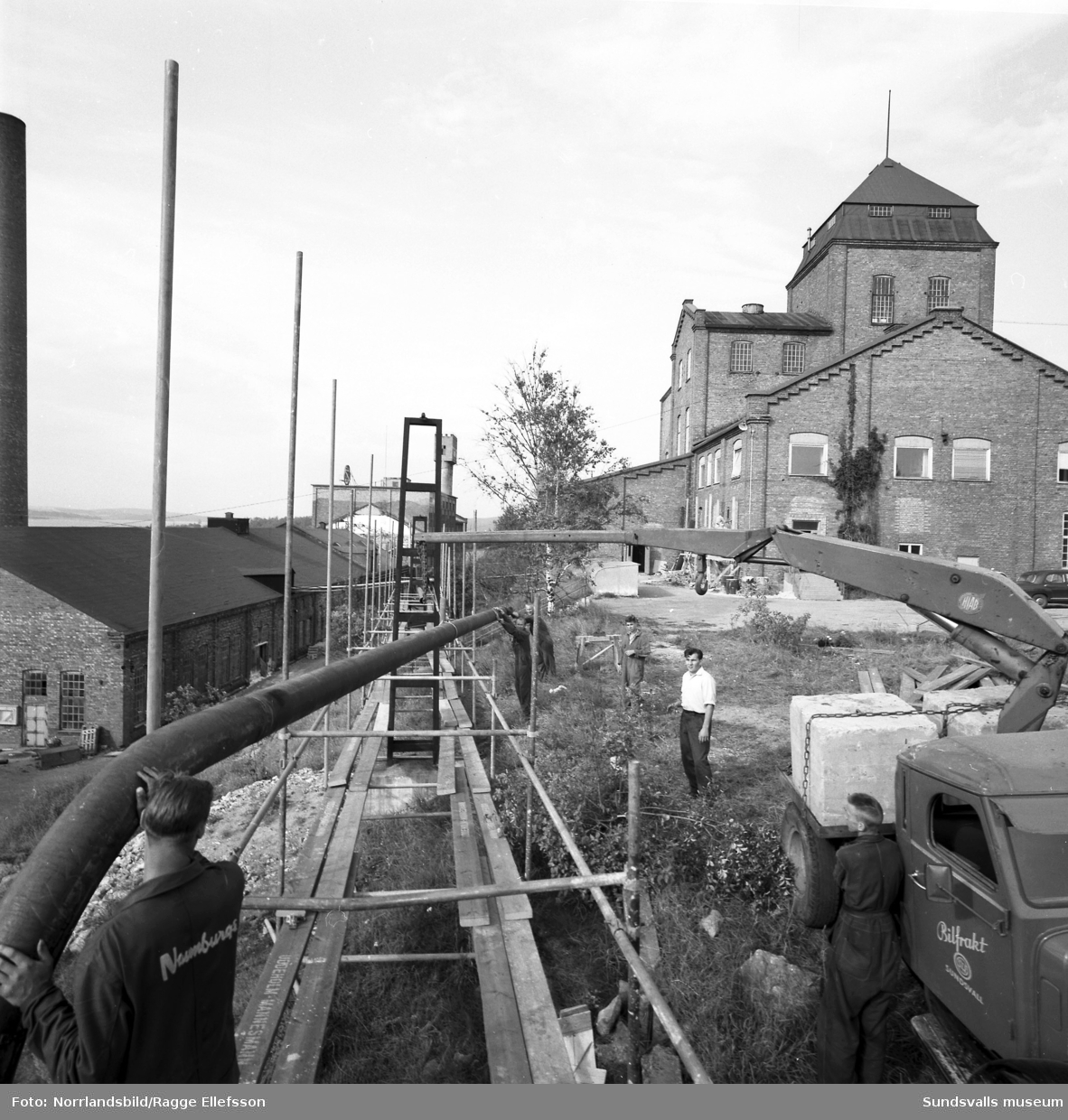 Naunsburgs Industri AB monterar en rörledning i Nyhamn.