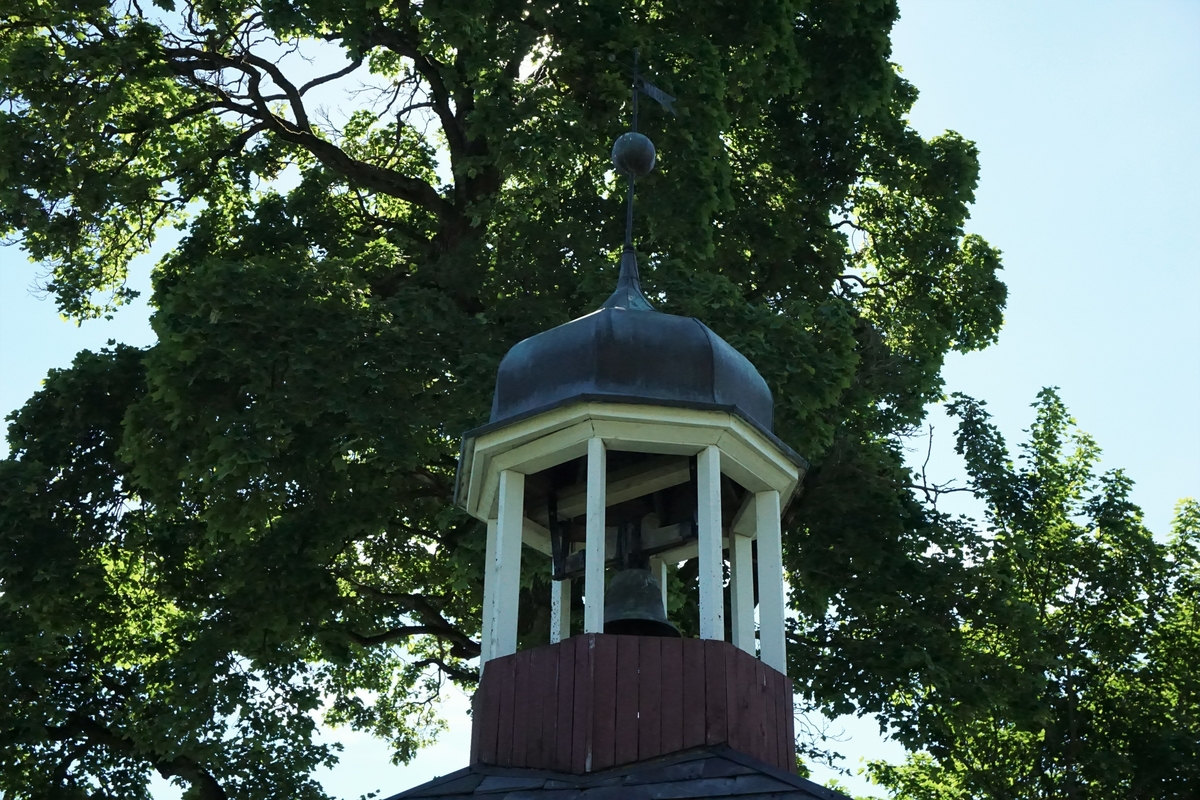 Hilstad, Nes, Ringsaker. Klokketårnet er i dag plassert på et lysthus i enkel konstruksjon, som står på den gamle stabburstrappa. Klokketårnet ble restaurert / bygget i 1920. Tårnet er laget med et løkformet tak, tekket med kobber. Selve kuppelen skal ha blitt laget ca. 1924.