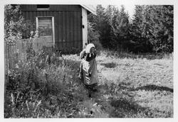 Petrine Monsrud utenfor "Veslestua"