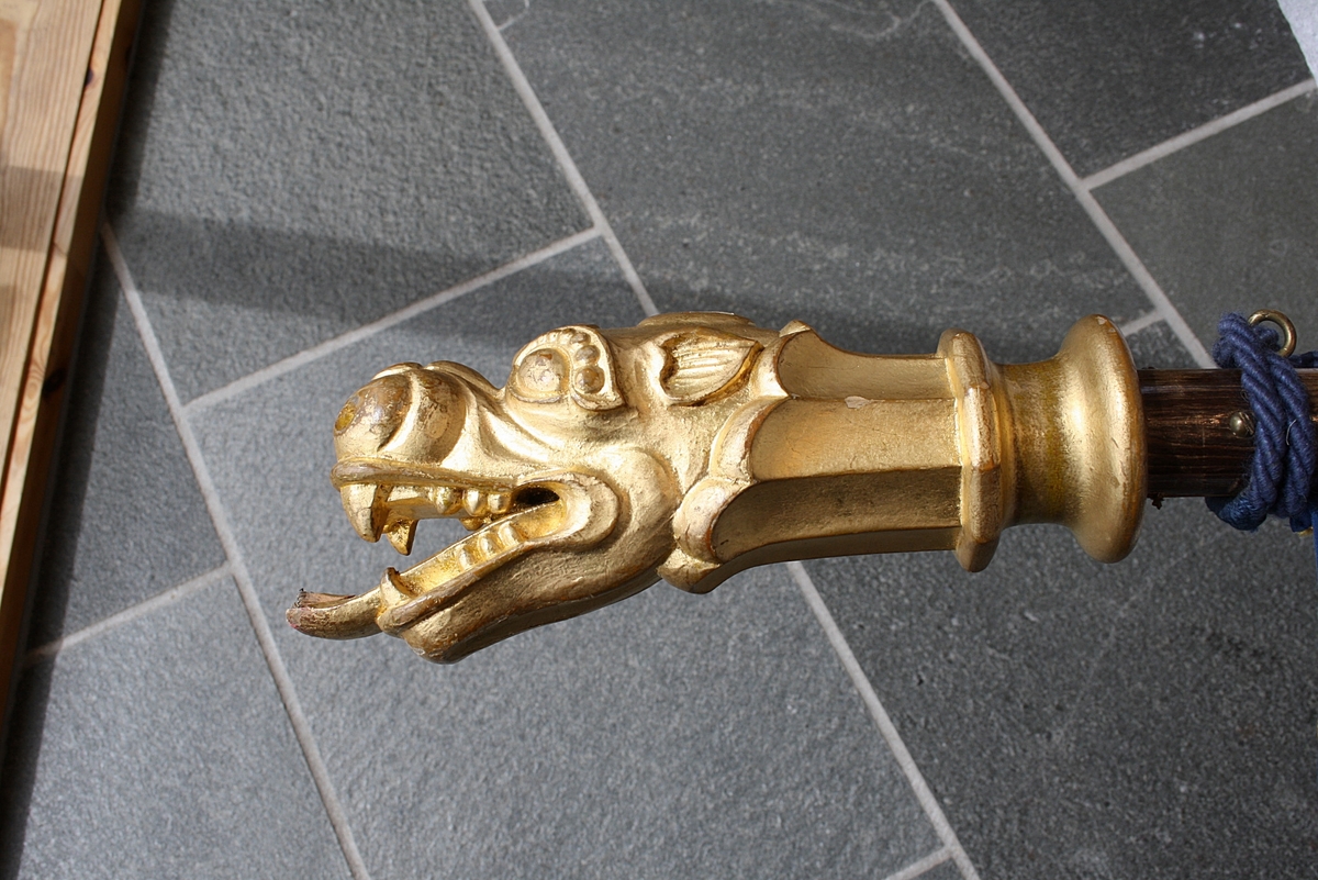 Nordhordlandslandskap med fjord og kyrkje.