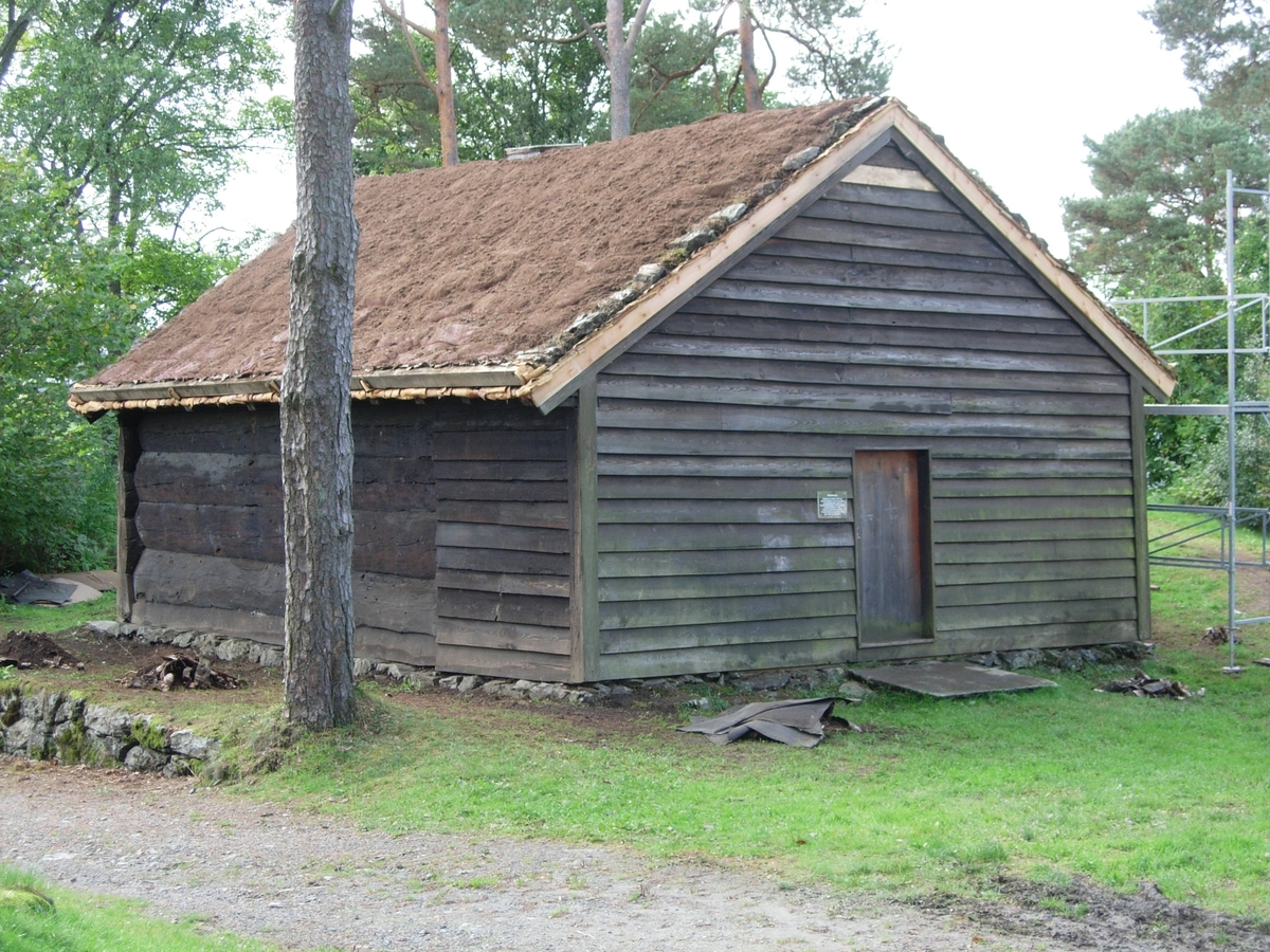 Røykstove, jordgolv, åre og ljoreopning.