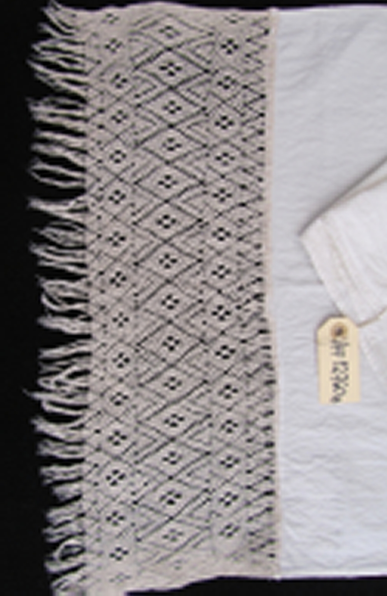 Julehandkle (a+b), kvit bord i firfletting påsydd eit bomullslerett.