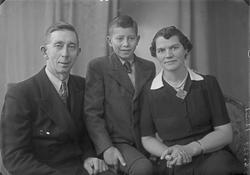Gruppebilde. Familie. Far, mor og sønn. Bestilt av Birger Je