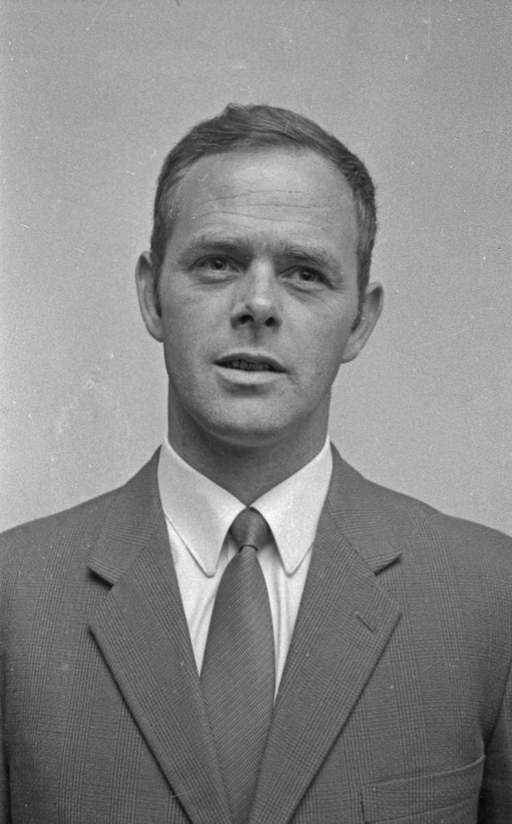 Møter i Høyre - september 1971. Del 2 av 2. Portrett av flere av  deltagerne.