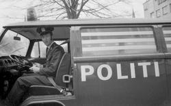 Sikkerhetsbelter hos Politiet. En politimann i uniform viser