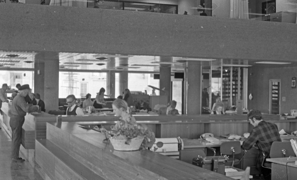Westamaranen "Tryving". DSD-bygningen. Interiør- og eksteriørbilder. Styremedlemmer på taket og ser på utsikten.