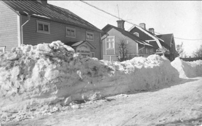 Gatubild från Rödesund, Strandvägen snövintern år 1924. Från vänster linnehandel, barn- och dam, Larssons café. Finns endast neg.