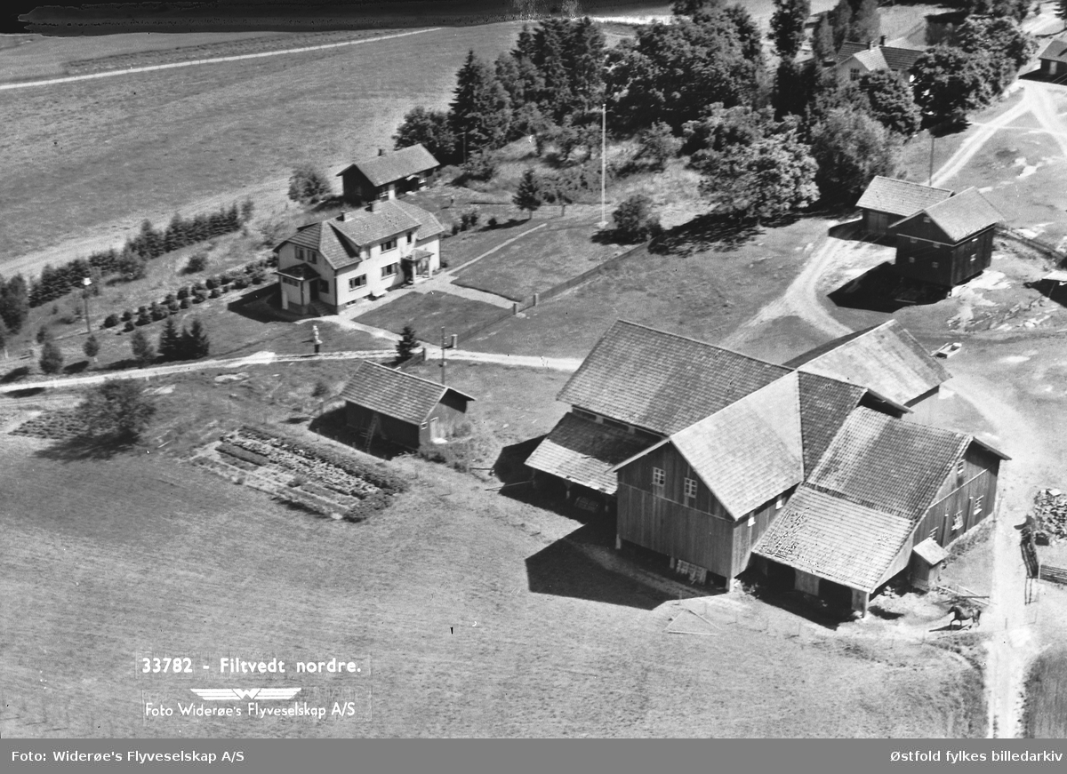 Skråfoto av gården Filtvedt i Rakkestad, juli 1951.