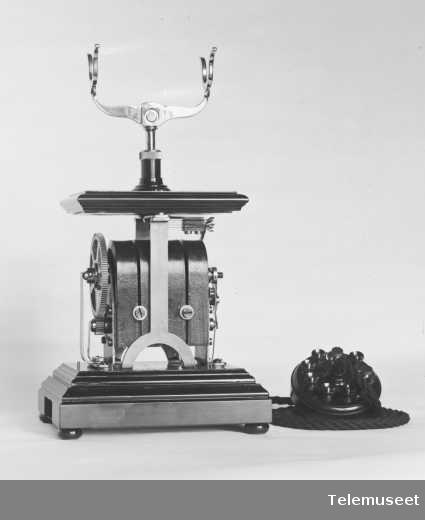 Telefon, magneto bordapparat i tre og stål, høy gaffel, mikrotelefon med propp, ny type for 1912, klokke 400 ohm. 27.11.12.Elektrisk Bureau.
