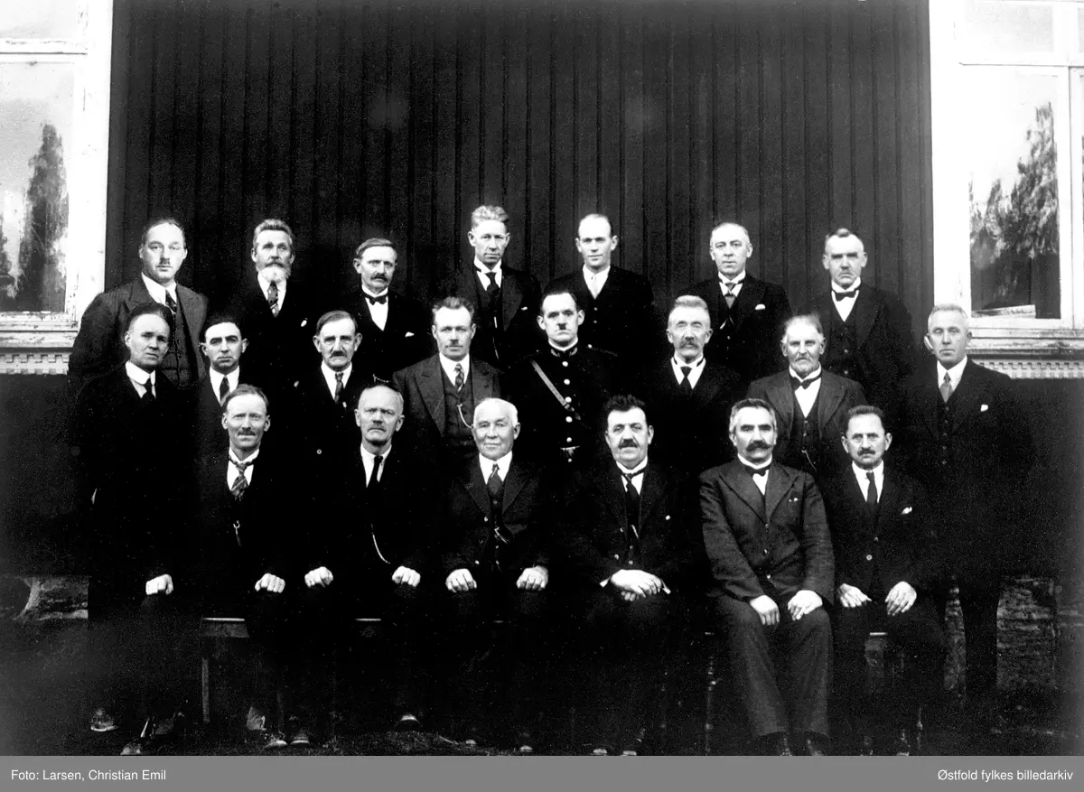 Kommunestyret i Skiptvet 1935-37 til oppstilling for fotografen, 1937 utenfor kommunelokalet Solheim. 

Første rad fra venstre:
Anton Sætre (formann), Sveinung Oland (formann), Emmar Hoel (ordfører), Nils Smerthu, (viseordfører), Ludvig Astorp (formann), Olaf Olsen (sekretær).

2. rad:
Petter Antonsen Haugen, Olav Nikolai Walle, Ole Jørgensen Vang, Kristian Kasbo, lensmann Anders Oustorp i uniform , Hans Balzersen Holene, Ole Mathisen Skaar, Olaf Haug.

Bakerste rad:
Arnt Borgen, Anton Andersen Holm, Fredrik Tangen, Kristian Gulbrandsen, Arthur Wold, Christian Foss, Johan H. Børud.