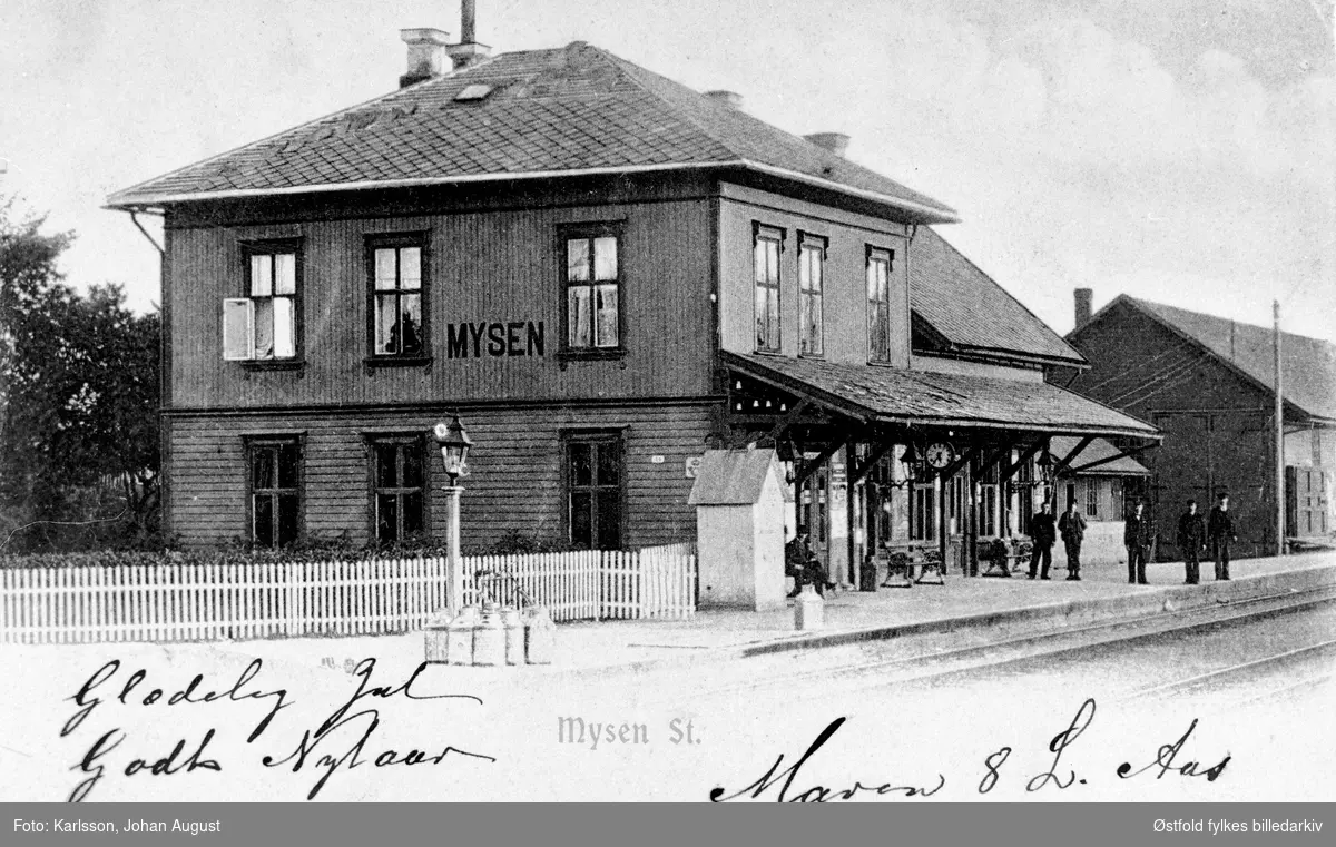 Mysen jernbanestasjon i Eidsberg 1903 - stasjonsbygning - reisende og konduktører på perrongen. Postkort.