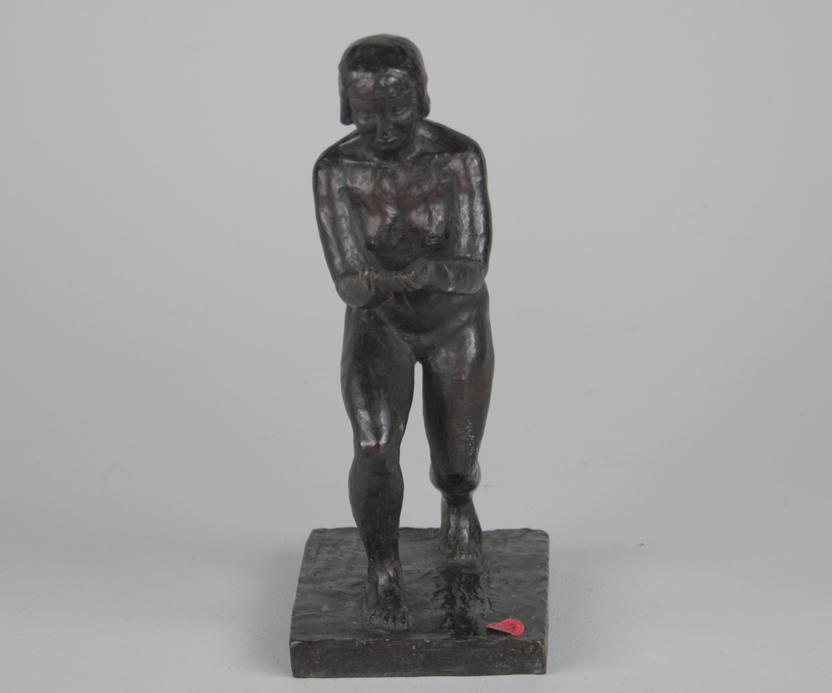 Knäande kvinna [Bronsskulptur]