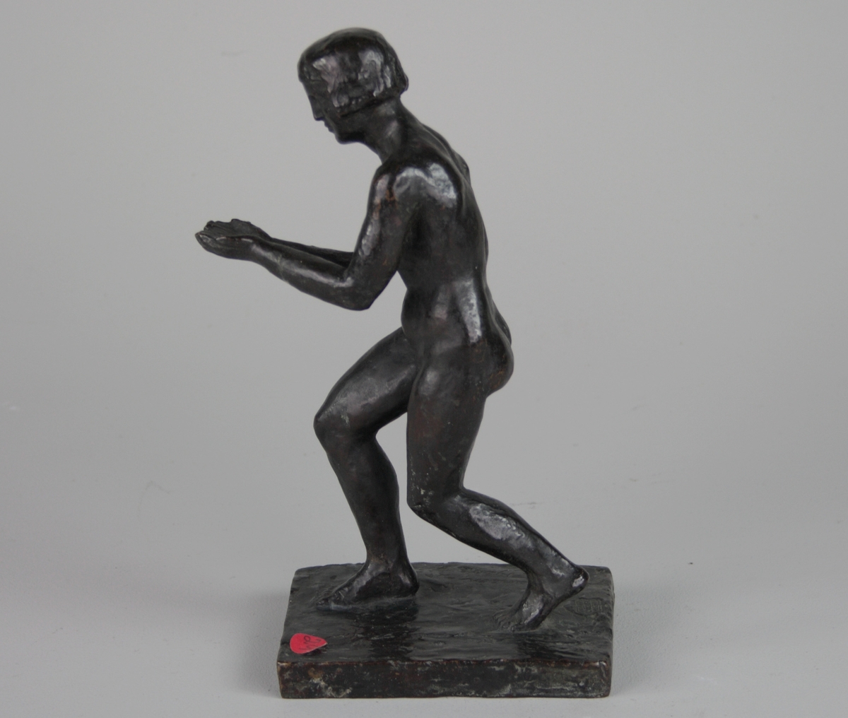 Knäande kvinna [Bronsskulptur]