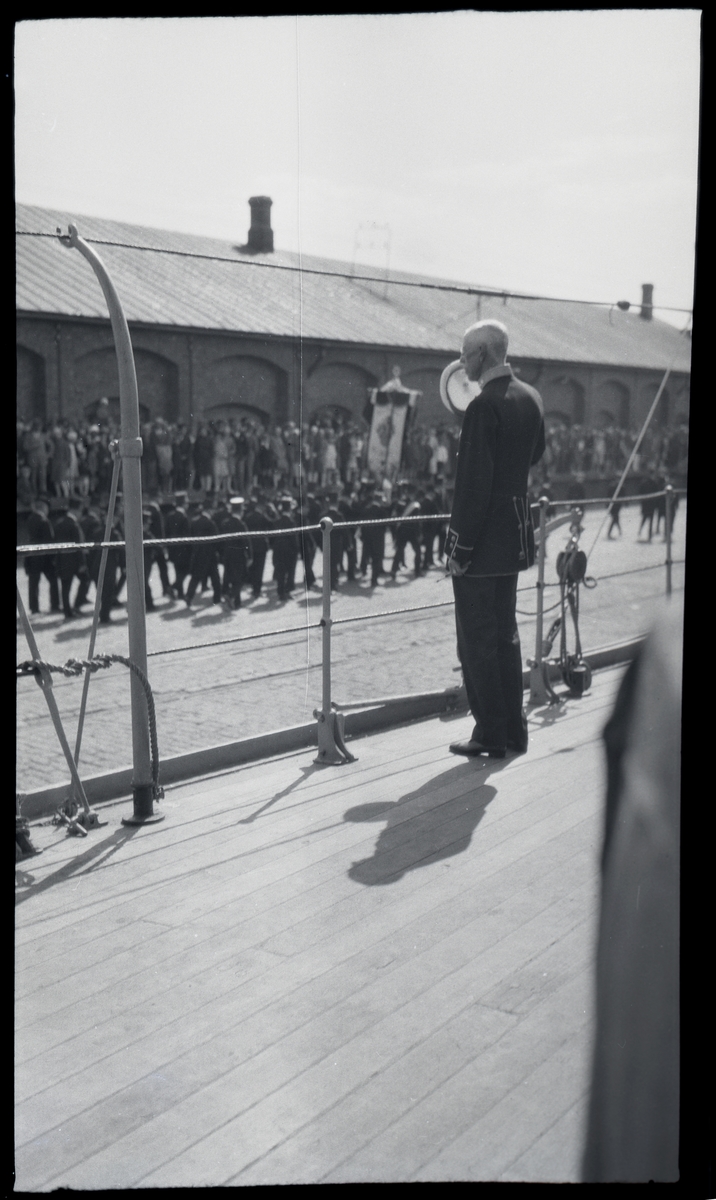 Gustav V vid relingen på pansarskeppet SVERIGE vid ankomsten till Tallinn under statsbesöket i Estland 27 juni 1929.