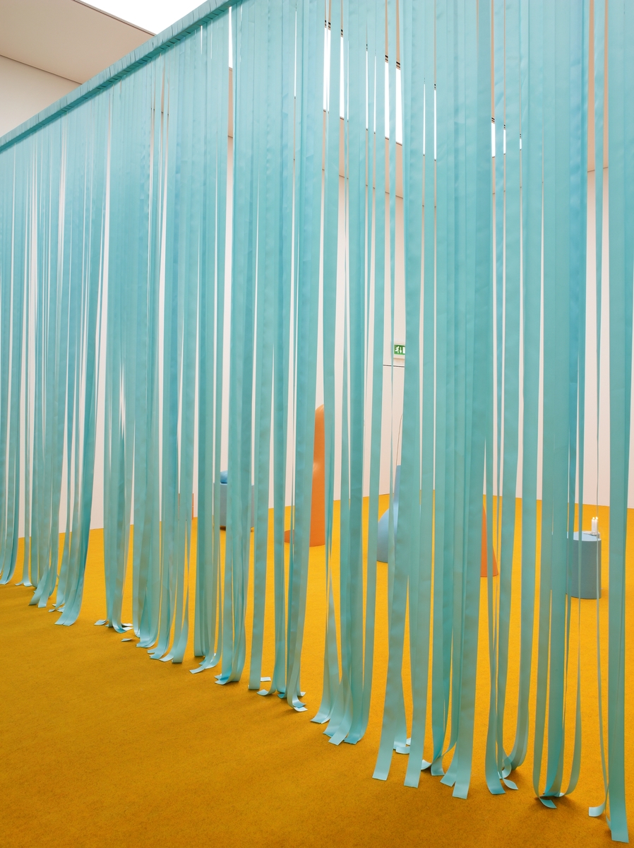 You in between [Installasjon]