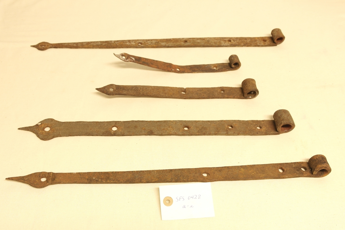 Fem kistehengsler (a-e) i smidd jern.