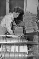 Pakking og distribusjon av Adresseavisen om morgenen