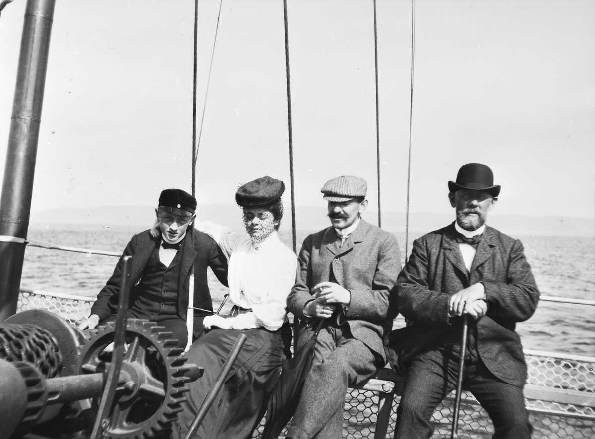 Ombord på en båt sitter fyra resenärer. Längst till höger Joseph Bauer och längst till vänster hans son Ernst.
