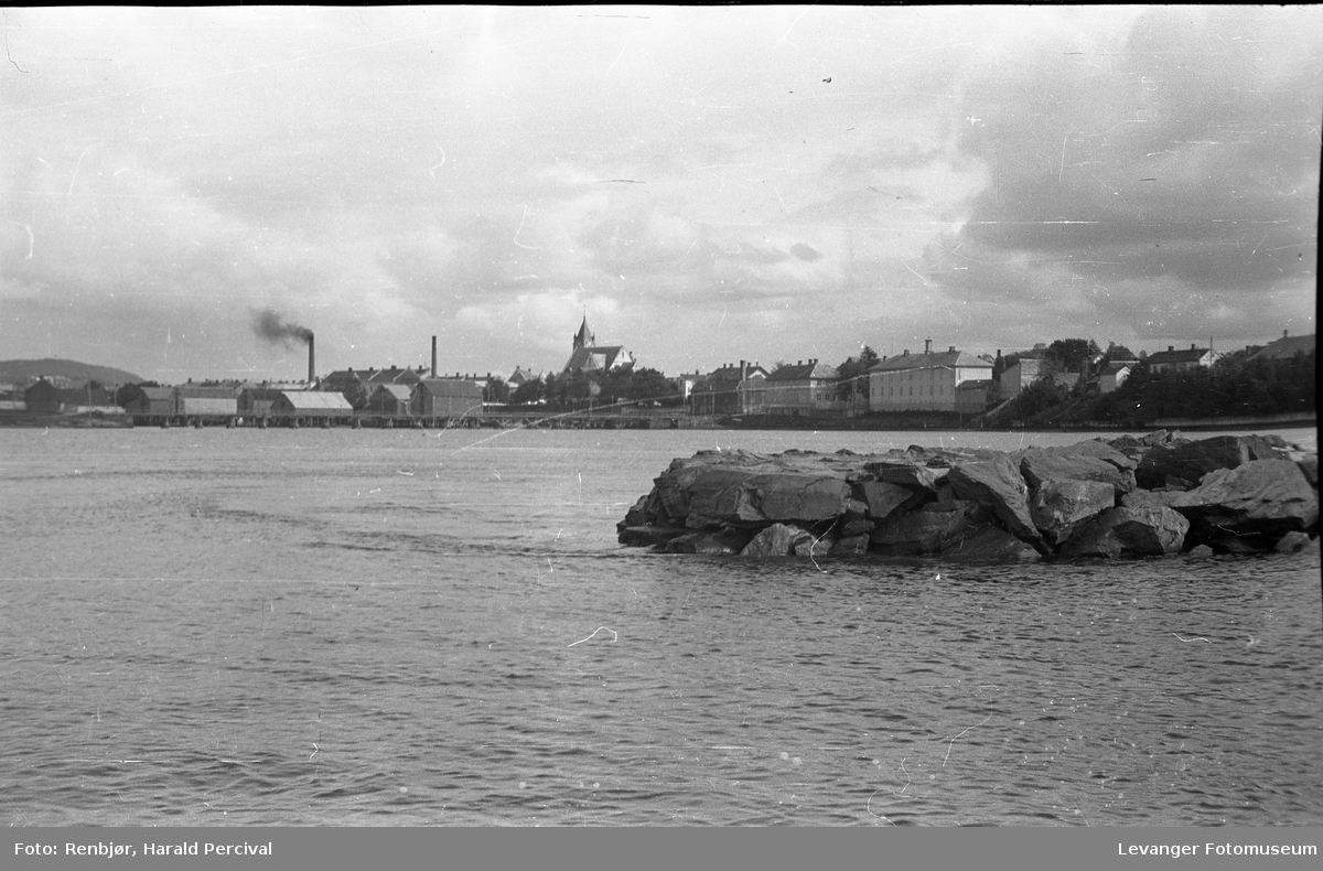 Båttur i Levangersundet, utsikt mot sentrum, ved moloen.