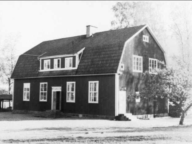 Svanvik, Perstorps skola, hus nr 2 byggt åren 1934 - 1935. 2 st förstoringar 30 x 40 cm. Neg finns.